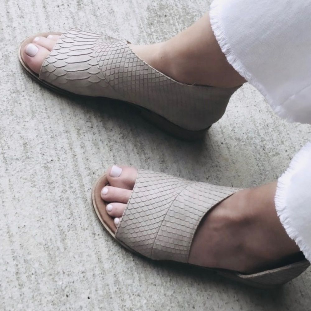 Last one (size 6)💥ADELE Snake Cutout Flats Gray